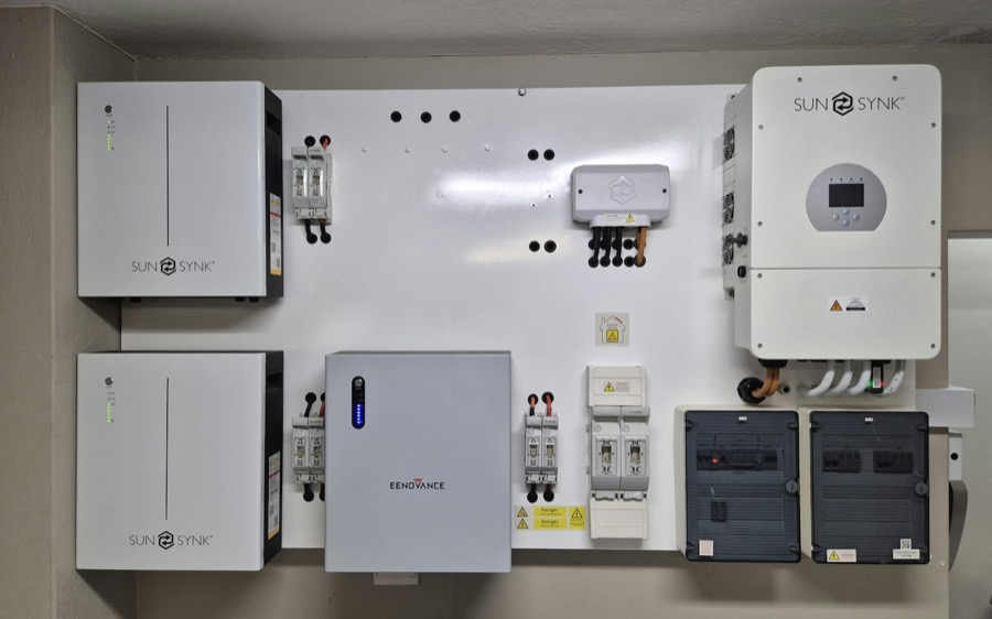 Batteriespeicher und Wechselrichter an einer Wand